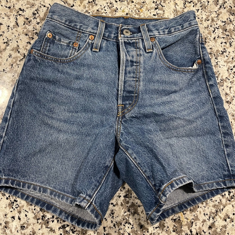 Women’s Levi’s 501 Mid Thigh Jean Shorts Size 24